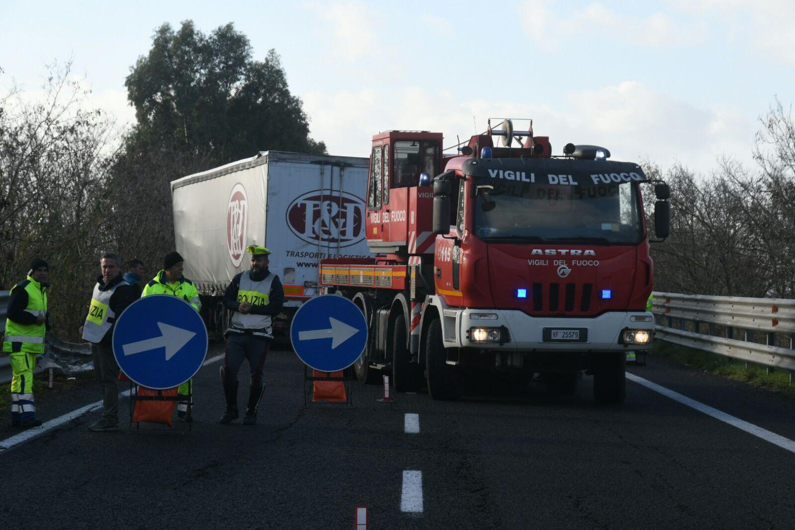 La gru dei vigili del fuoco mentre recupera il tir che si era ribaltato (foto F.Pinna)