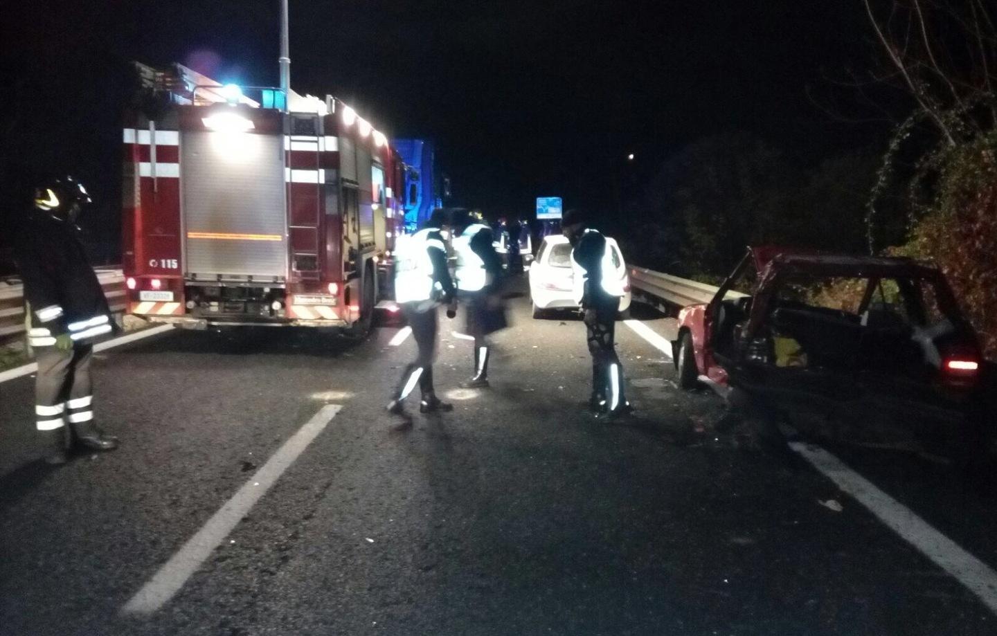 Strage sfiorata a Sassari, schianto per un’auto in panne: 5 feriti 