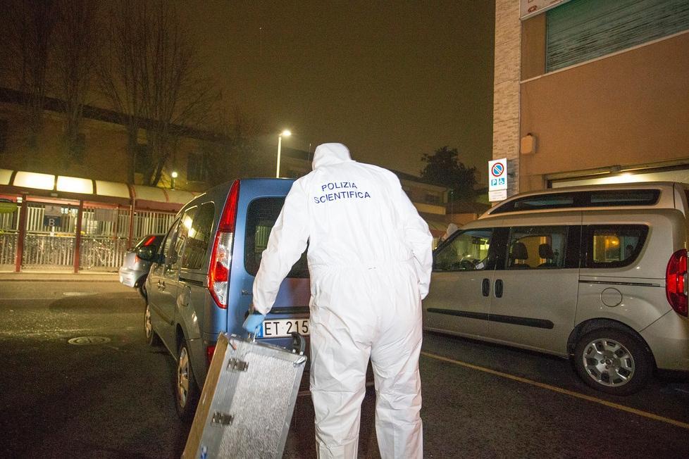 I rilievi della polizia scientifica dopo l'omicidio di Modena