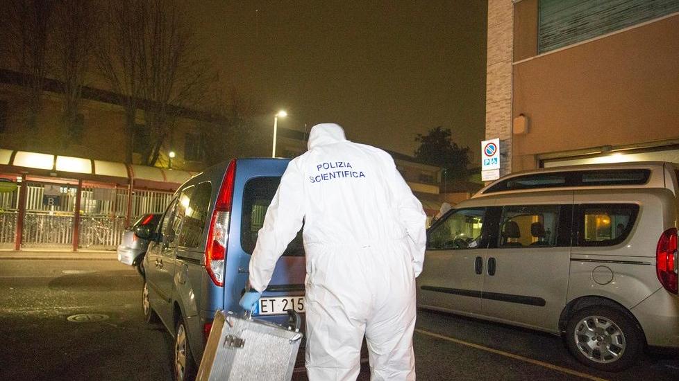 I rilievi della polizia scientifica dopo l'omicidio di Modena