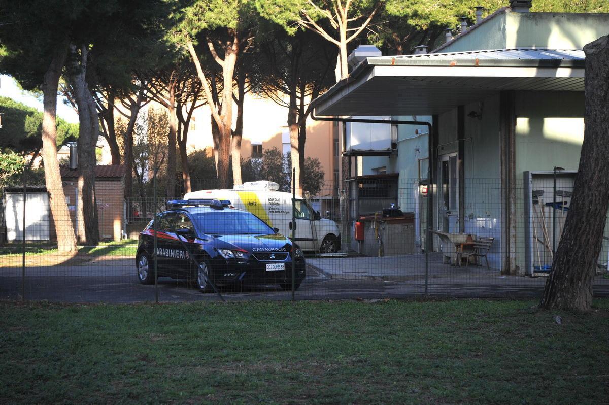 Una gazzella dei carabinieri davanti alla scuola di via Marche (foto Giorgio)
