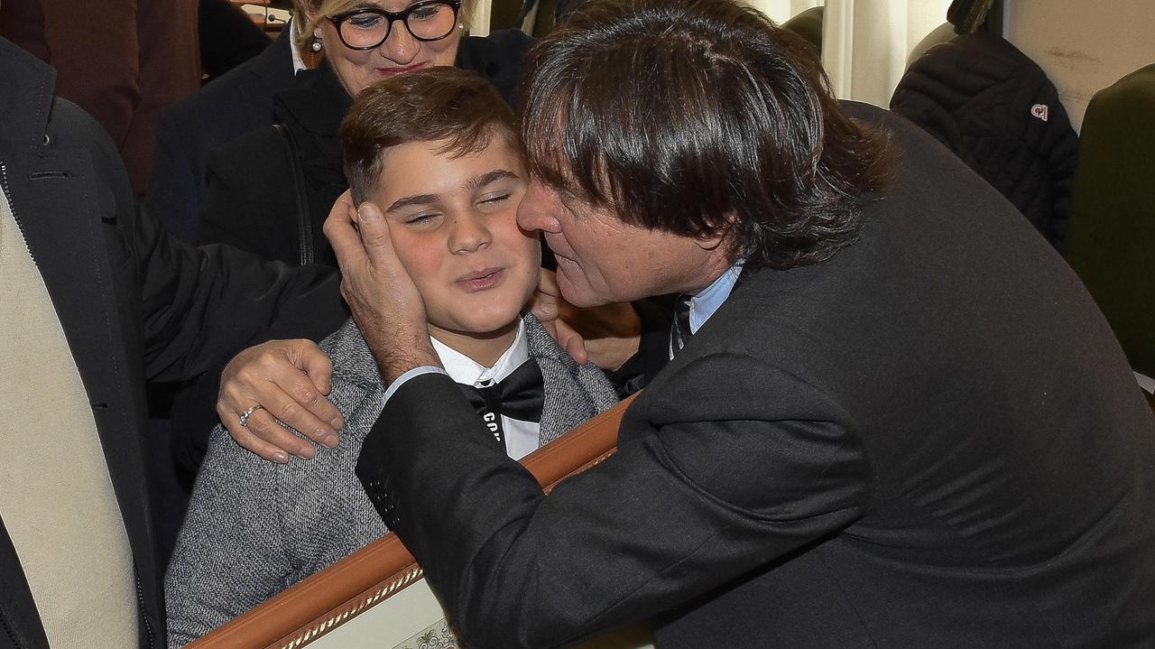 Luca Peruzzi Squarcia, 10 anni, riceve il bacio dell'amico Roberto al quale ha salvato la vita quest'estate (foto Agenzia Bf)