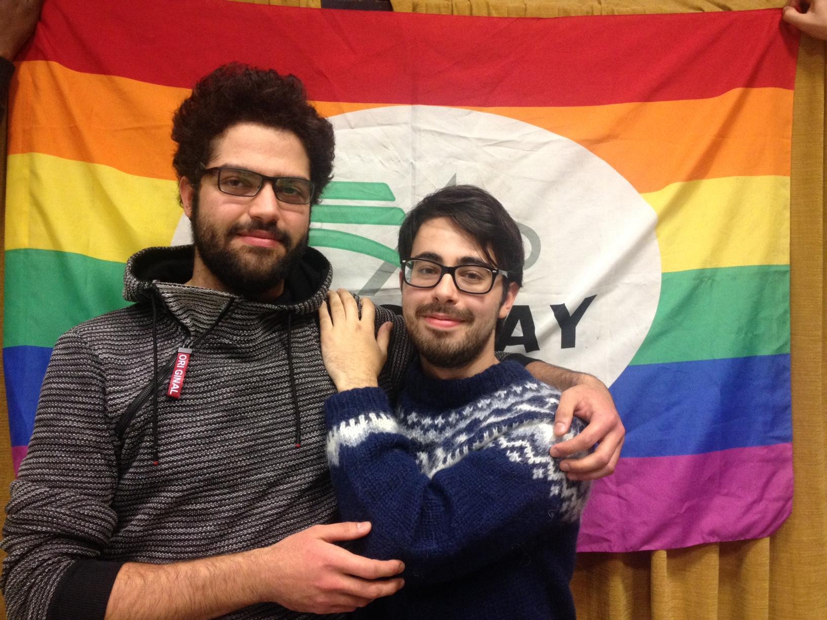 Reggio Emilia, coppia gay discriminata in vacanza: "Ci stavamo solo baciando"