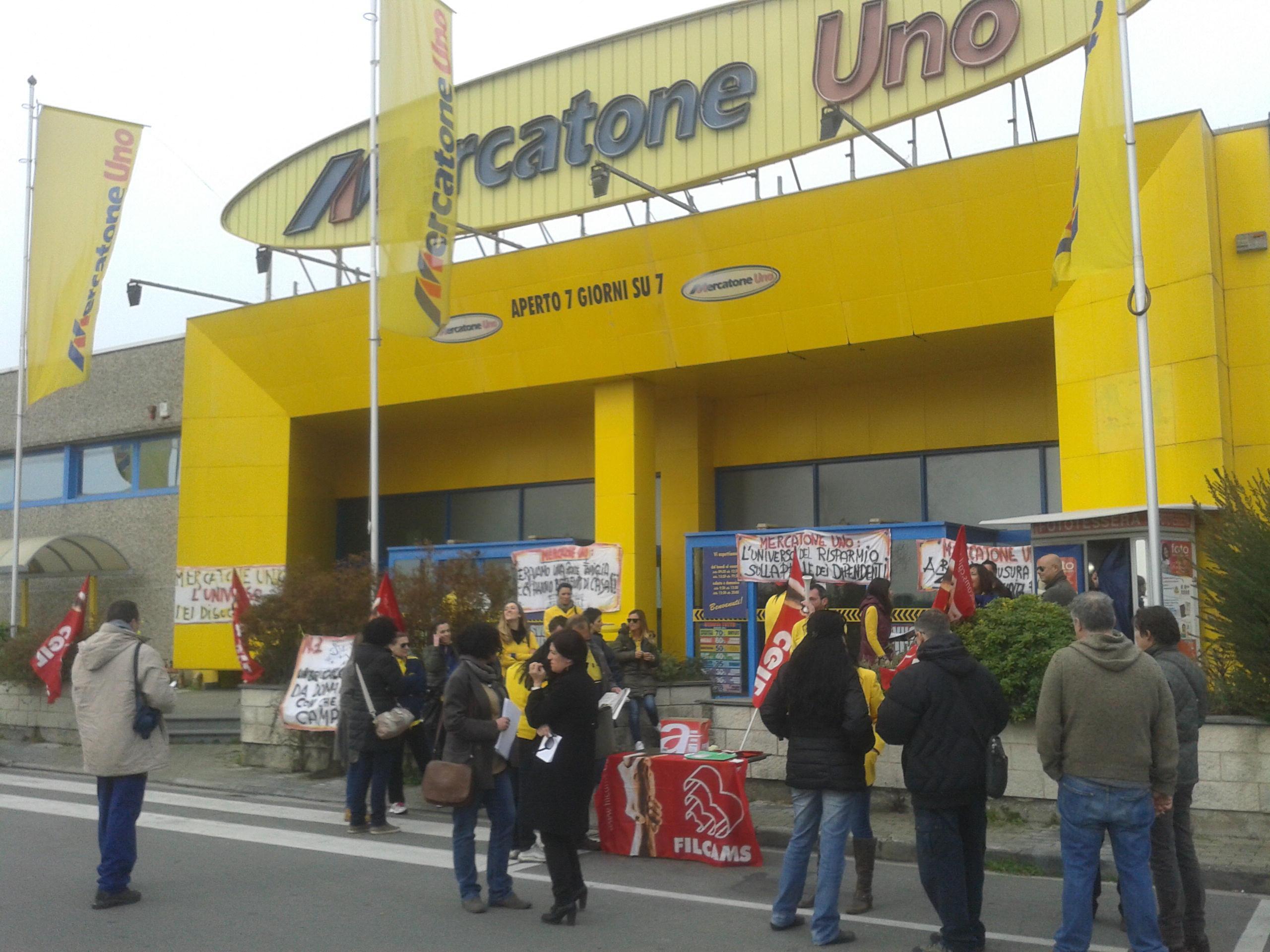Una delle manifestazioni dei dipendenti Mercatone Uno a Navacchio