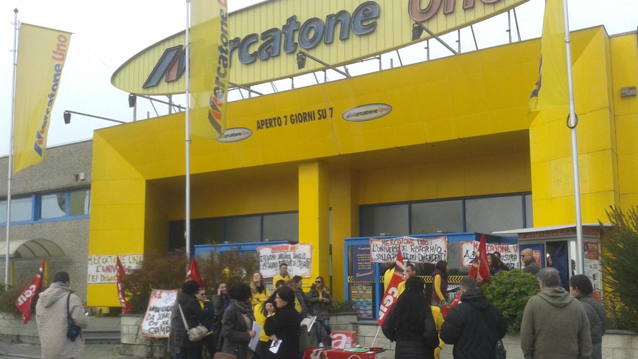 Una delle manifestazioni dei dipendenti Mercatone Uno a Navacchio