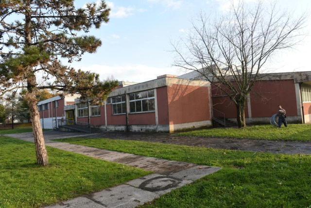 Alunni al freddo nella primaria Collodi