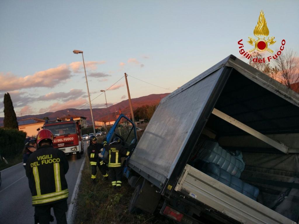 Il camion ribaltato (foto dei vigili del fuoco)