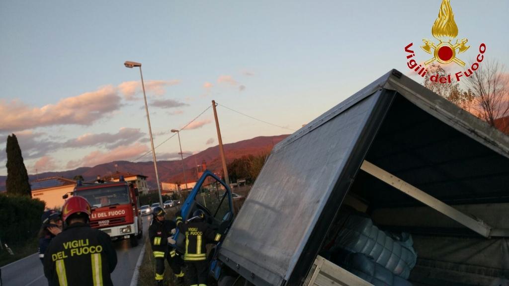 Il camion ribaltato (foto dei vigili del fuoco)