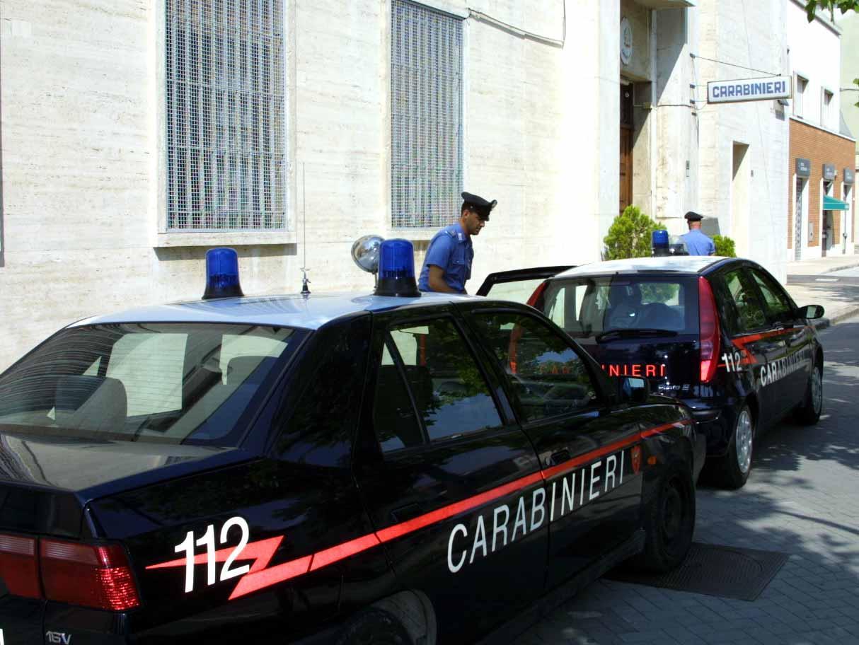 Spara per sbaglio e ferisce il figlio 