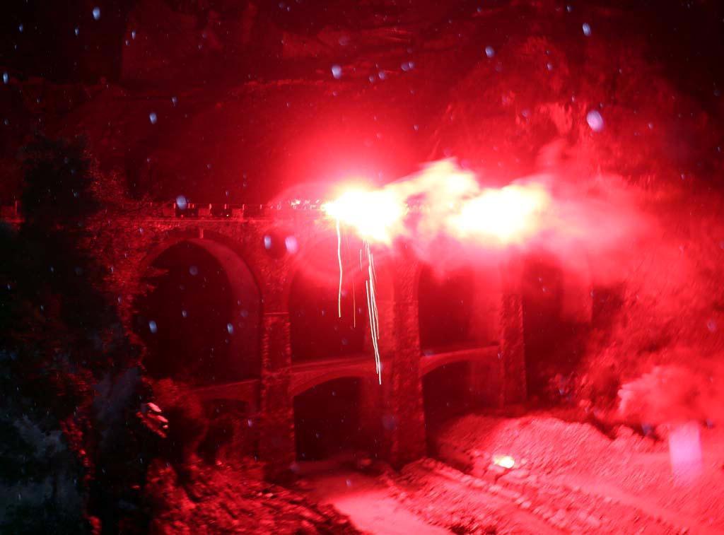 Torce rosse e cori per ricordare Mauro 