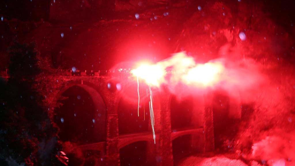Torce rosse e cori per ricordare Mauro