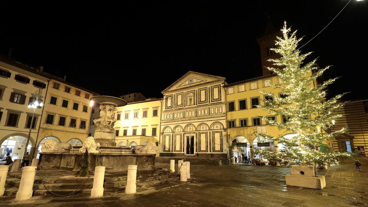 L'albero illuminato nel cuore di Empoli (foto agenzia Carlo Sestini)
