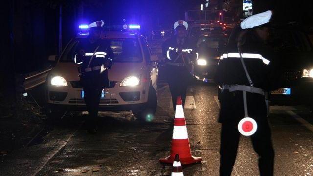 Grave un pedone investito da un'auto mentre attraversa sulle strisce