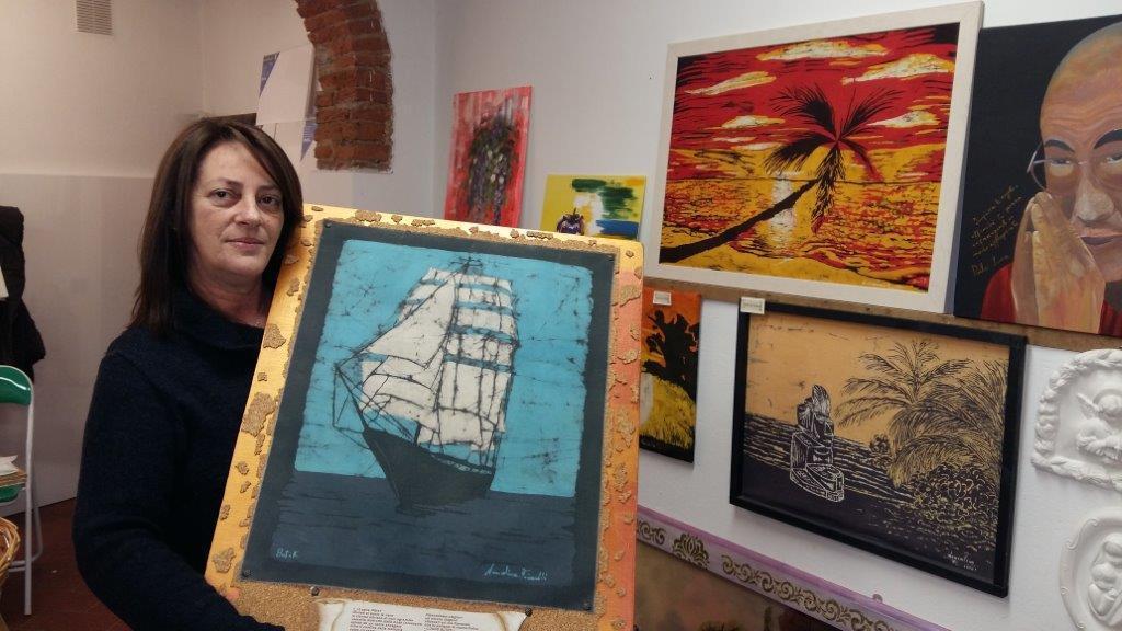 L'artista Annalisa Fusilli nel suo atelier in via delle Pappe, con alcune sue opere