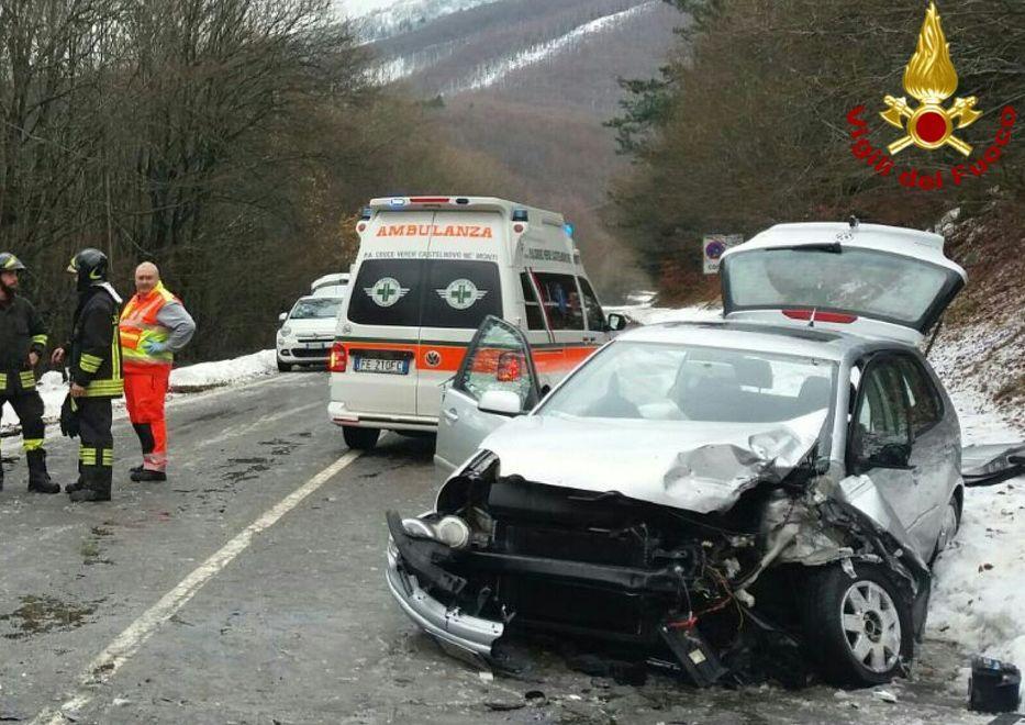 Frontale tra auto a causa del fondo stradale ghiacciato