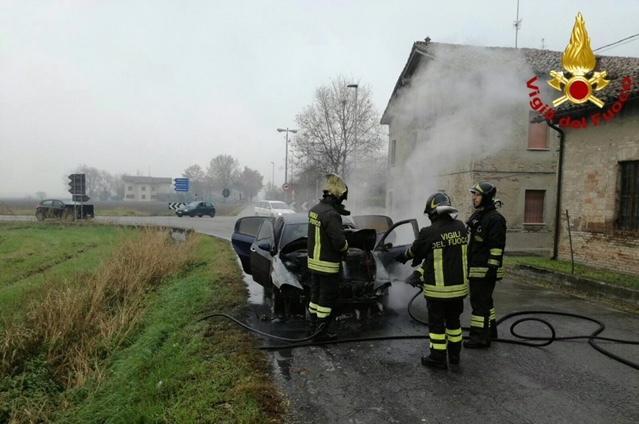 Auto prende fuoco a Masone per un guasto all’impianto gpl