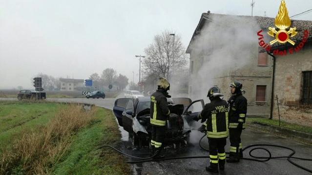 Auto prende fuoco a Masone per un guasto all’impianto gpl