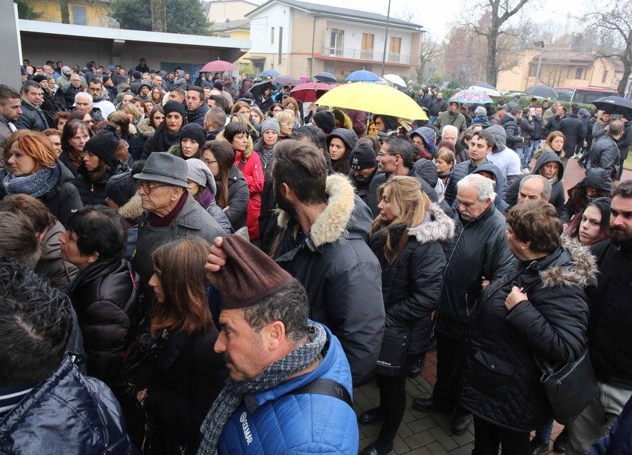 «Bastardi, bastardi!» poi gli spari 