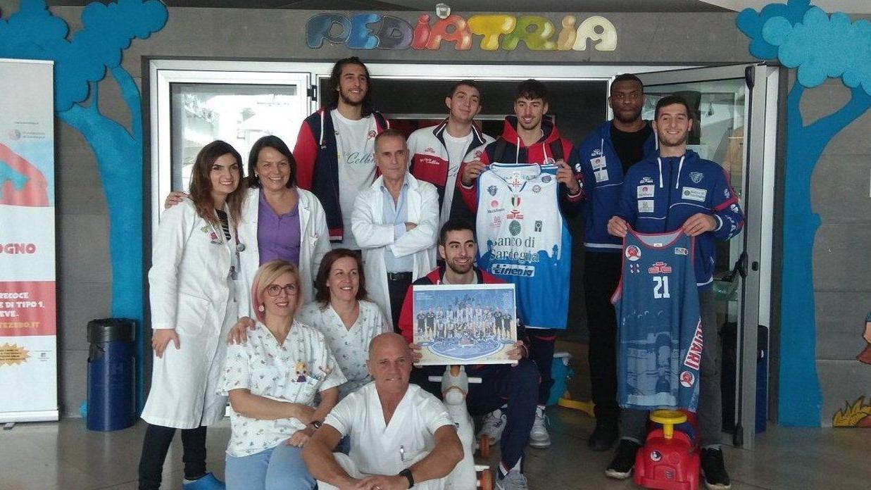 I biancoblù in visita al reparto di Pediatria