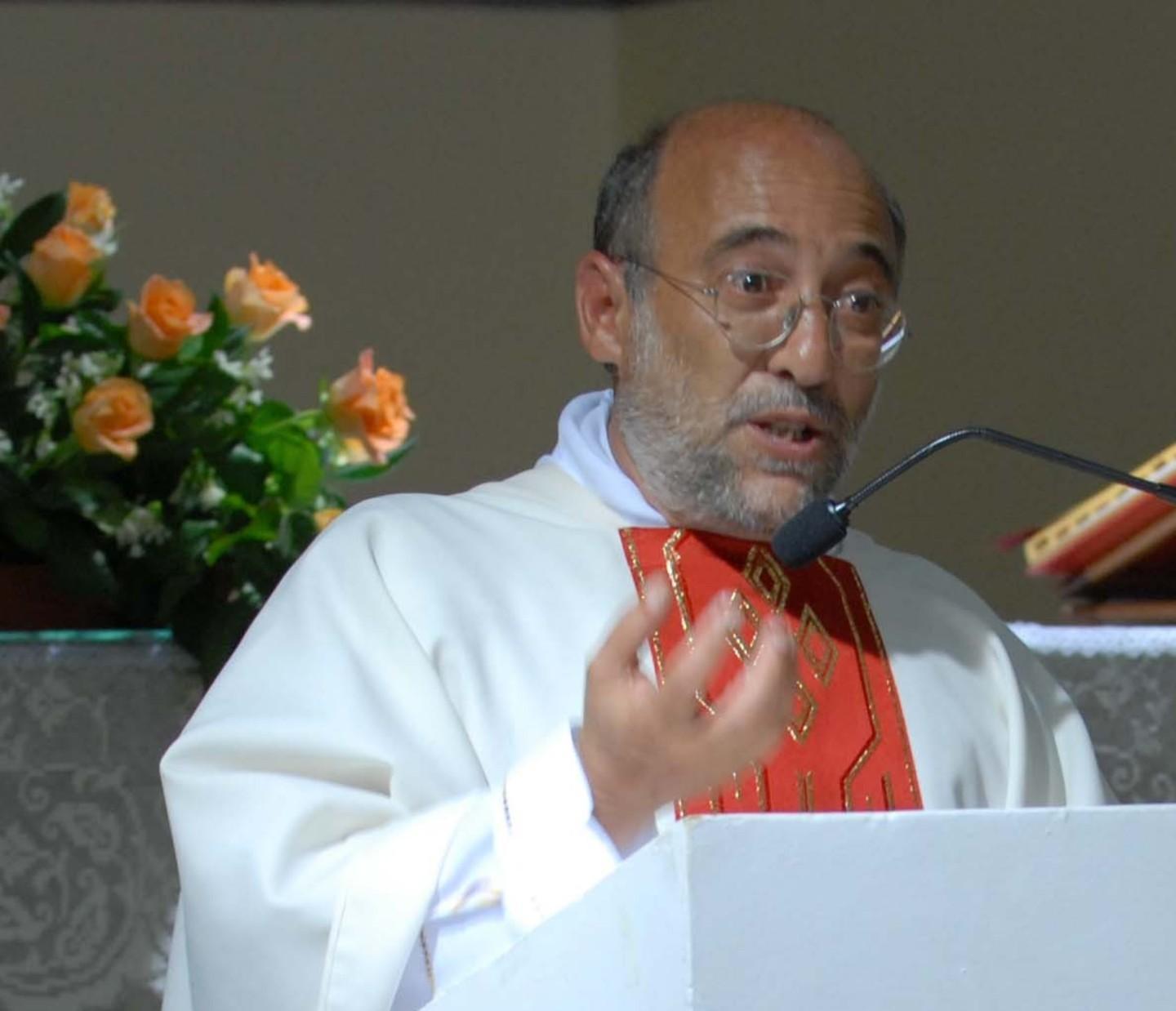 Pro o contro don Mariani città divisa sull’elemosina 