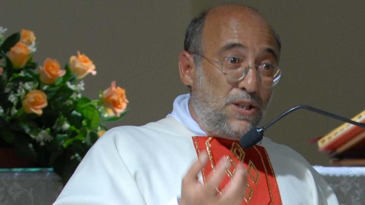 Pro o contro don Mariani città divisa sull’elemosina