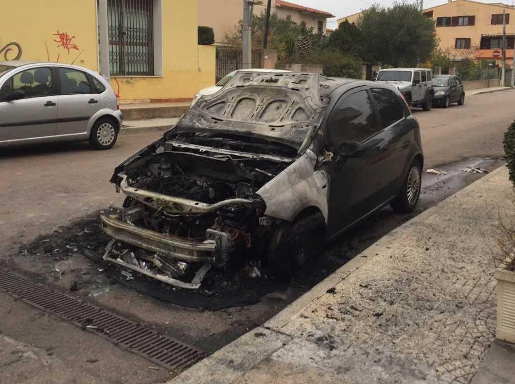 Auto in fiamme, è corto circuito 