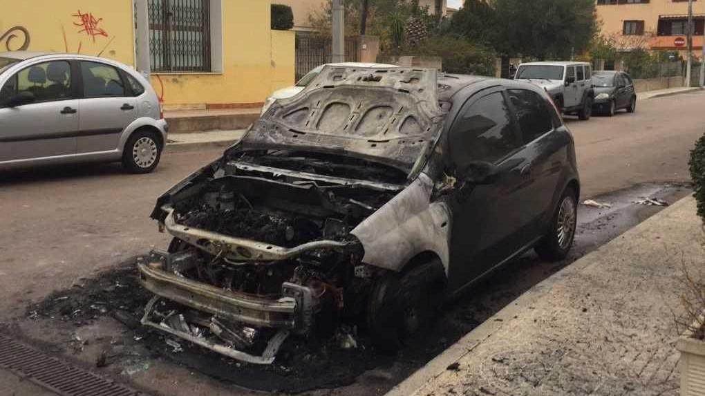 Auto in fiamme, è corto circuito