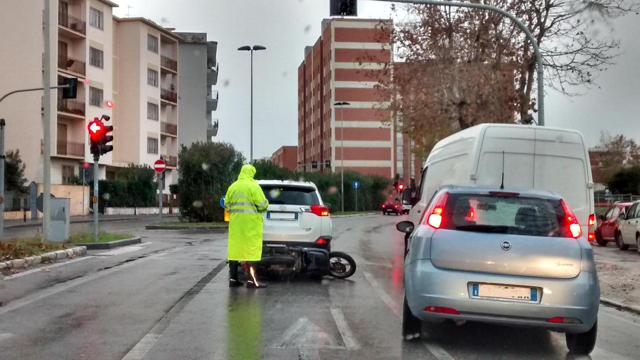 Incidente tra Suv e scooter, traffico bloccato sull' Aurelia