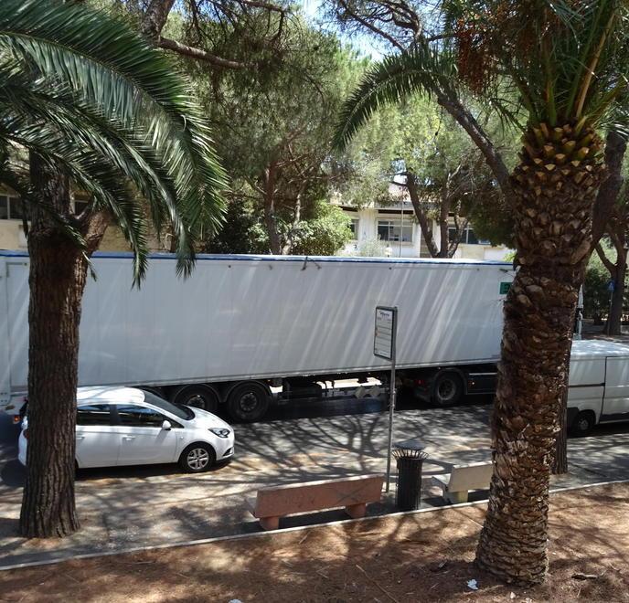 Via Uranio, seicento firme contro l’assalto dei camion 