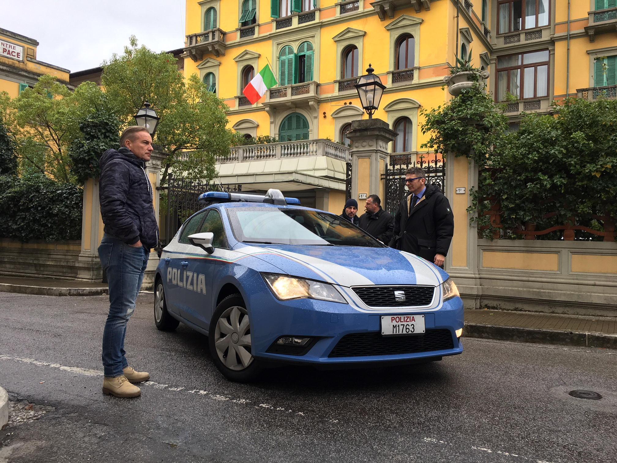 La polizia di fronte al Grand Hotel & La Pace in attesa del Presidente Mattarella (Foto Nucci)