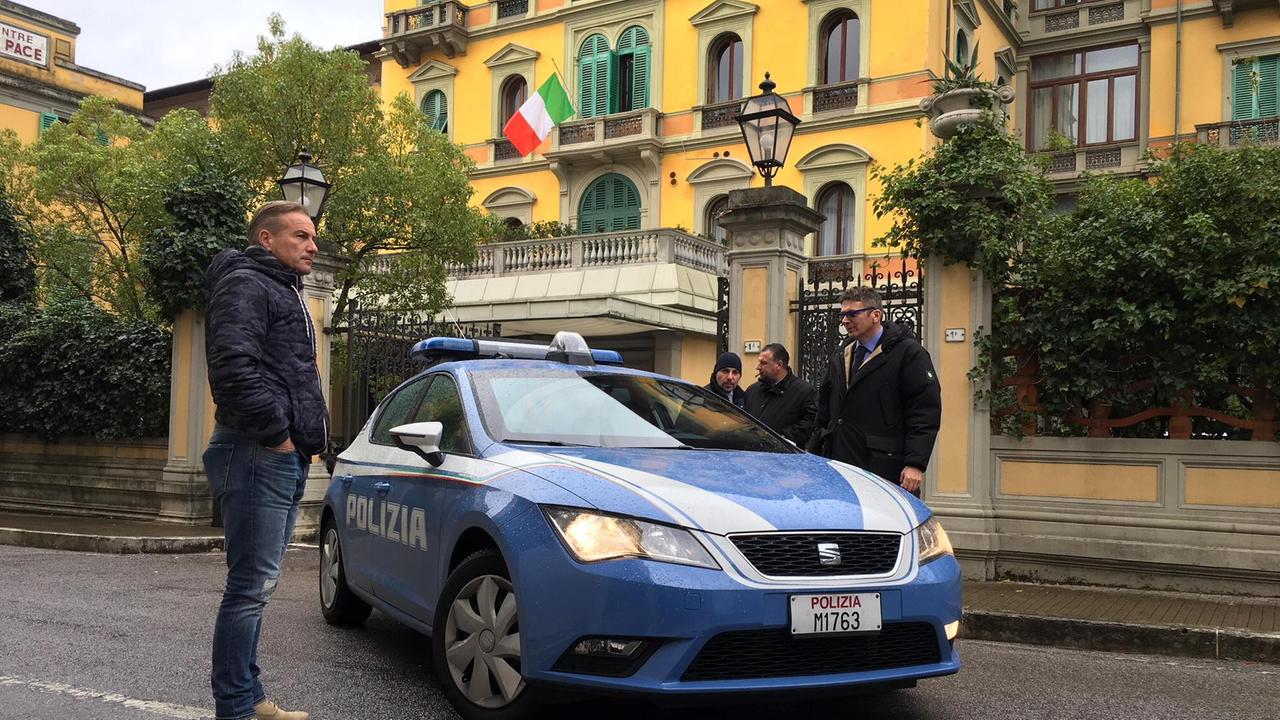 La polizia di fronte al Grand Hotel & La Pace in attesa del Presidente Mattarella (Foto Nucci)