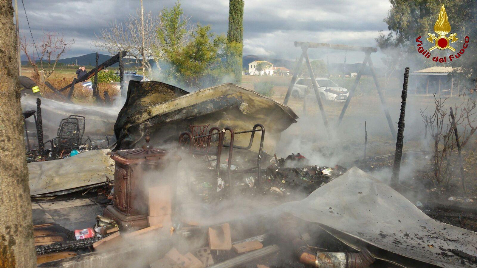 Quel che resta della baracca andata a fuoco