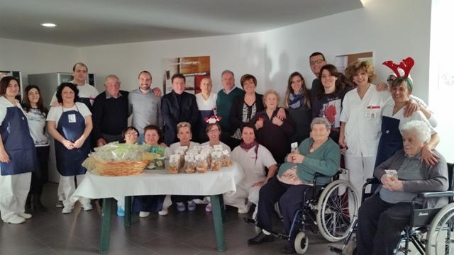 Ciriaco Luongo, il quinto in piedi da sinistra, all'interno della Rsa di Cicignano
