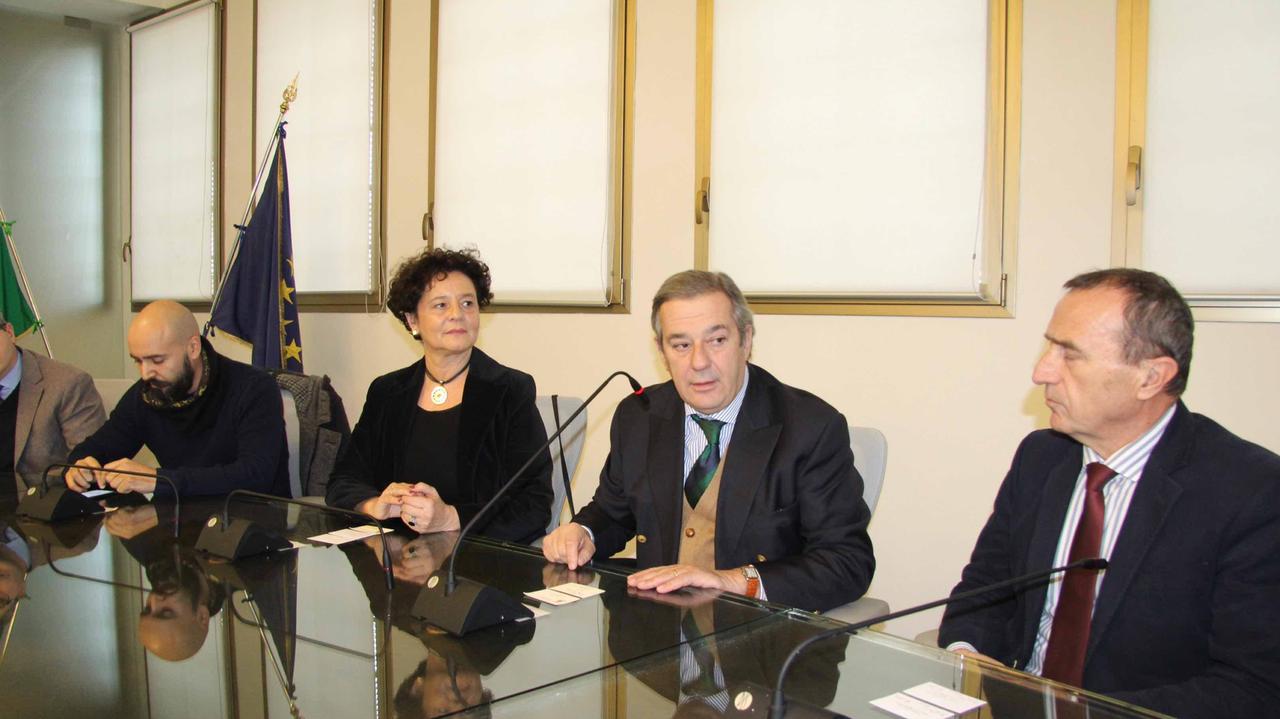 A sinistra l'assessore Daniela Toccafondi, al centro l'ambasciatore Tomas Ferrari, il presidente della Camera di commercio Luca Giusti (foto Batavia)