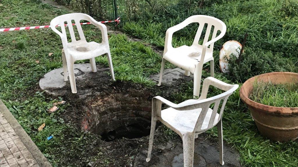 Il tombino dove è sprofondata la donna
