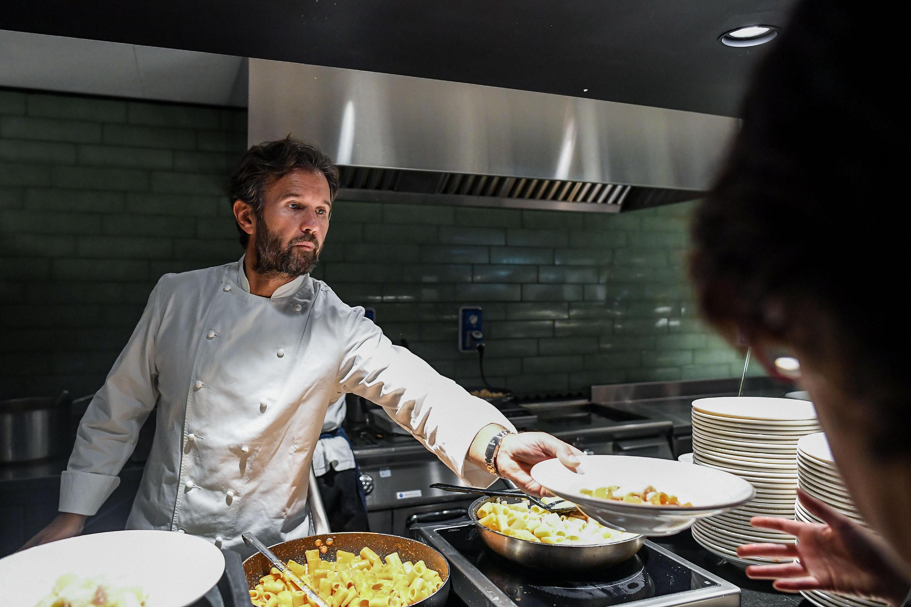 Guastalla, il 20enne Mattia Bacchiavini assunto nella cucina di Carlo Cracco 