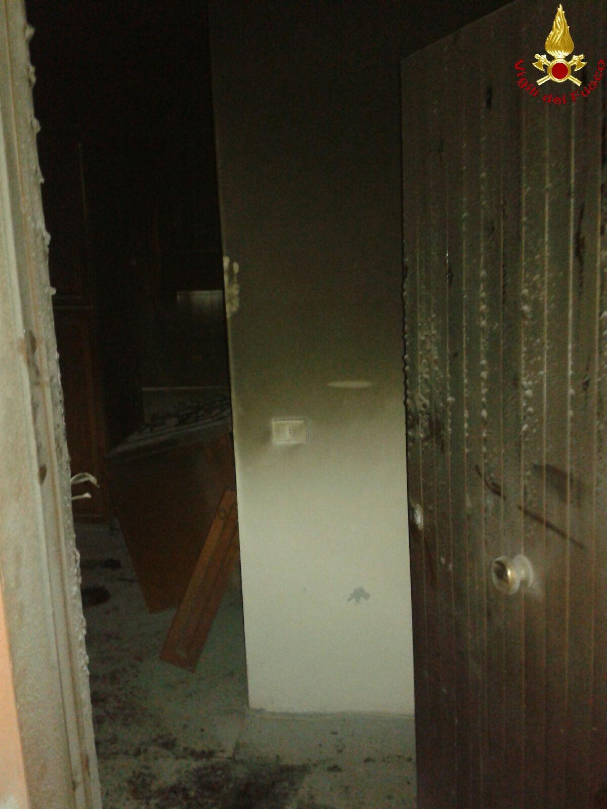 La porta dell'appartamento distrutto dalle fiamme (Foto, Vigili del Fuoco) 