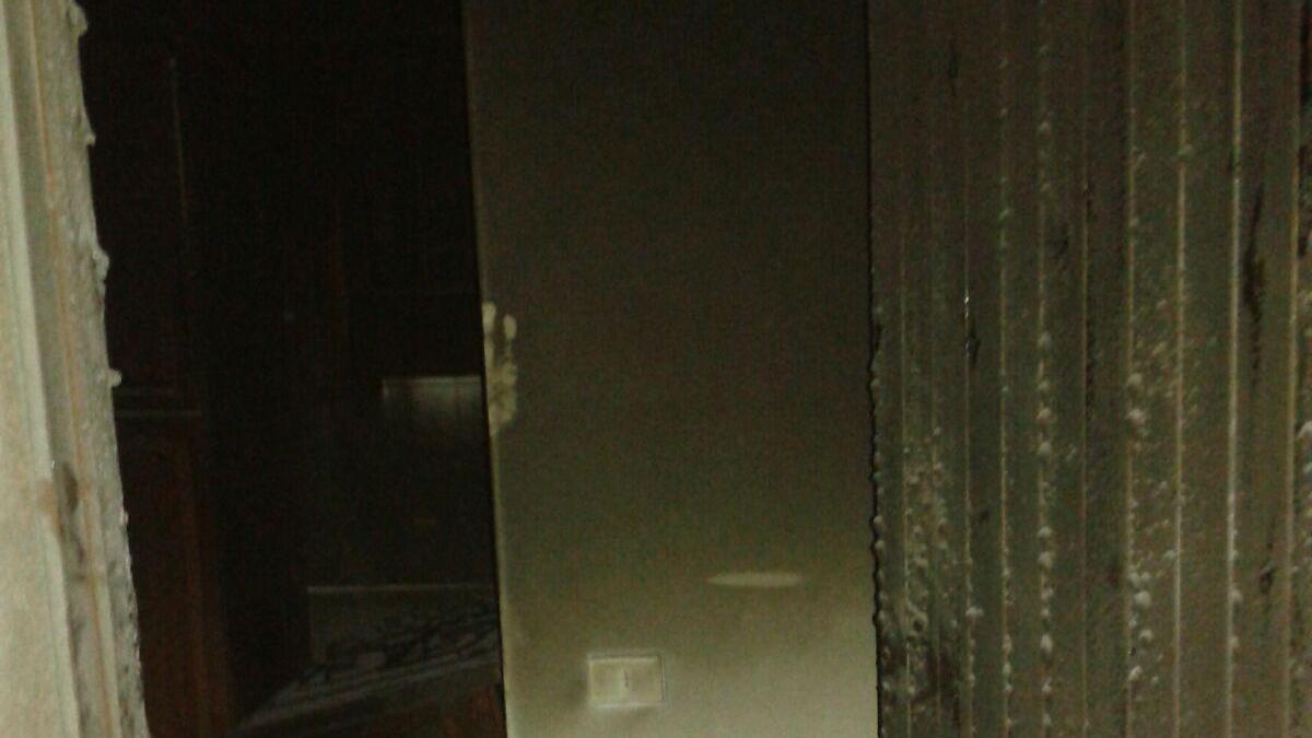 La porta dell'appartamento distrutto dalle fiamme (Foto, Vigili del Fuoco)