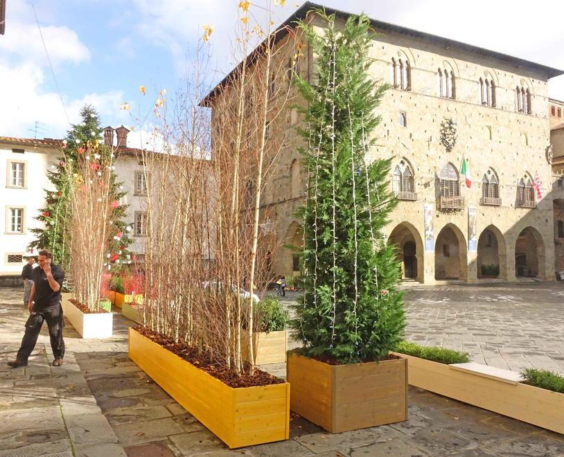 Cani a caccia di esplosivi sotto la piazza 