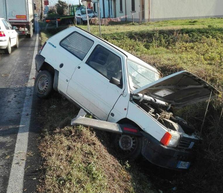 Incidente sulla 429 un’auto finisce in un fossato