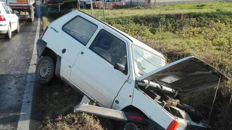 Incidente sulla 429 un’auto finisce in un fossato