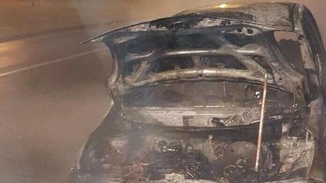 Rogo distrugge un’auto Probabile origine dolosa