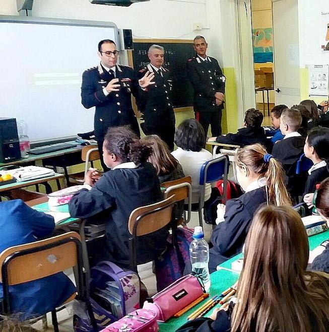 I carabinieri incontrano gli alunni 