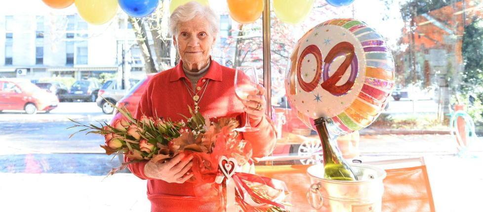 Andreina con il palloncino "modificato" per i suoi 102 anni (Foto Fiorenzo Sernacchioli)