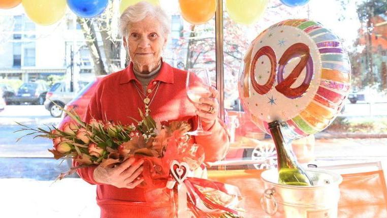 Andreina con il palloncino "modificato" per i suoi 102 anni (Foto Fiorenzo Sernacchioli)