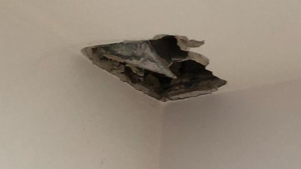 Si stacca un pezzo del soffitto e precipita nel negozio Vodafone