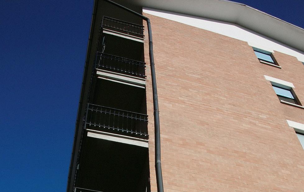 Scalano quattro piani per rubare 