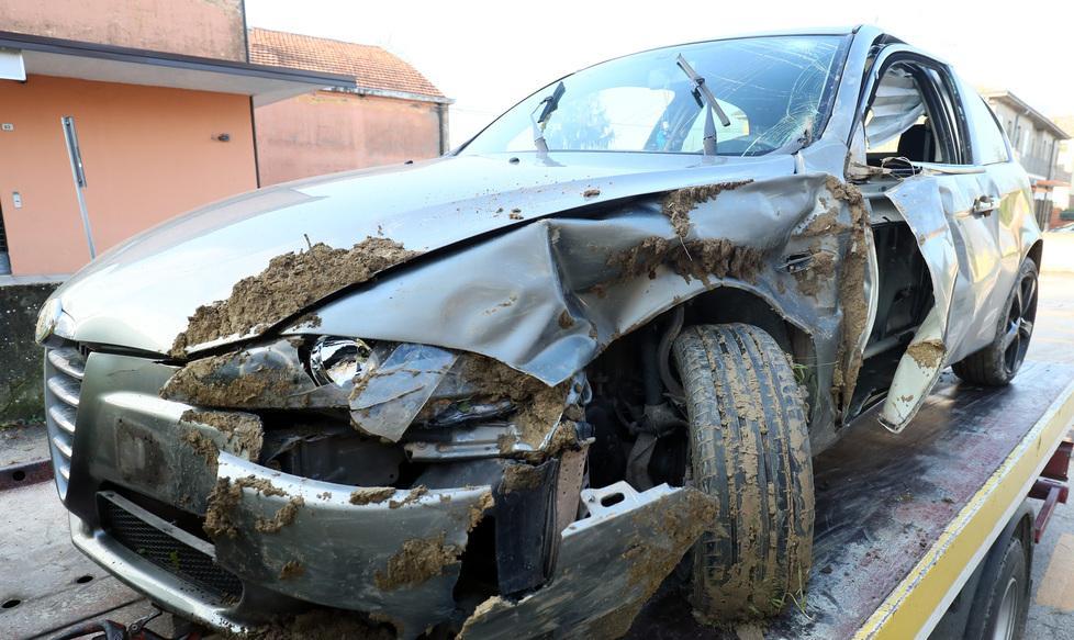 Finiscono nel fosso con l’auto, feriti mamma e bimbo 