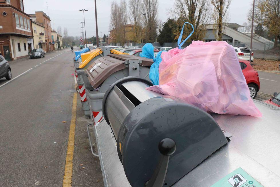 Sacchetti abbandonati e lamentele