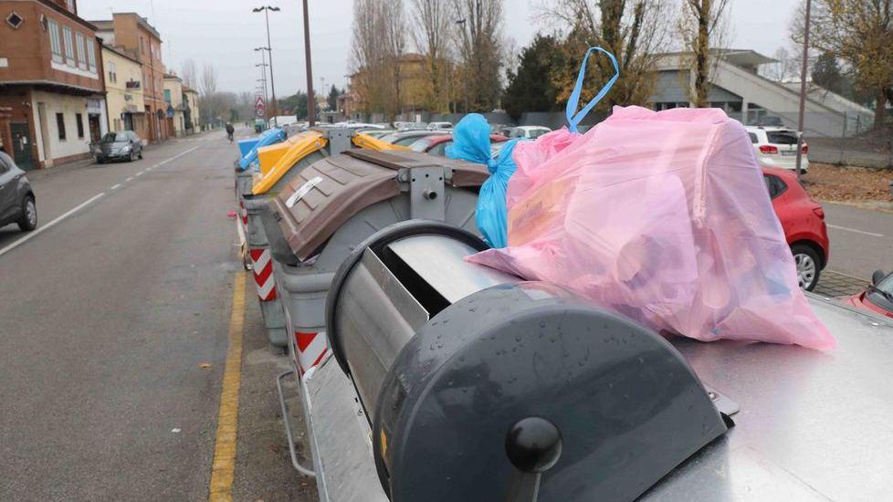 Sacchetti abbandonati e lamentele